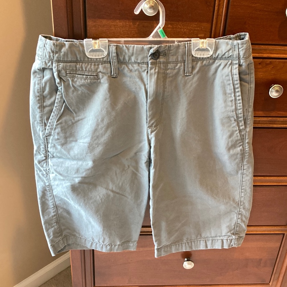 GAP men’s flat front shorts, size 30, blue grey color, excellent quality!